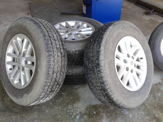 ขายแม็กพร้อมยาง vego 265/65/17ปี13ใช้ได้2 เดือน