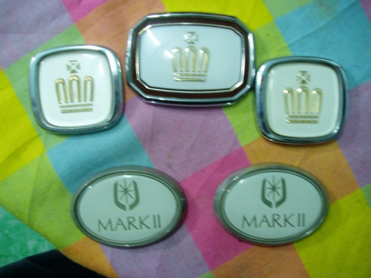 ขาย โลโก้เป็นของโตโยต้าคราว์