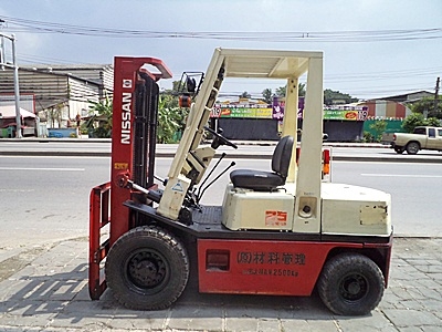 ขายรถยกนิสสัน 2.5 ตัน  เครื่องเบนซิน  กระบอกคู่ เสาสูง 3 เมตร   พวงมาลัยเพาเว่อร์  สีเดิมจากนอก นำเข้าจากญี่ปุ่น ใช้งานได้ทันที