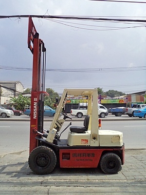 ขายรถยกนิสสัน 2.5 ตัน  เครื่องเบนซิน  กระบอกคู่ เสาสูง 3 เมตร   พวงมาลัยเพาเว่อร์  สีเดิมจากนอก นำเข้าจากญี่ปุ่น ใช้งานได้ทันที