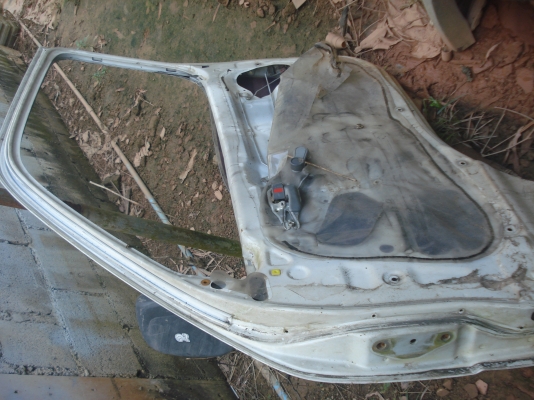 ขายโครงประตูวีโก้ข้างซ้าย กับประตูรถตู้93