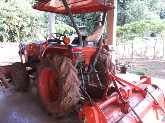 **ขายดาวน์ 160,000 บ.ต่อรอง** รถไถ2เพลา ส้มๆ KUBOTA L3608 4WD สภาพดี เครื่องแน่นๆ แรงดี ไม่เยิ้ม ระบบไฮฯใช้งานได้ปกติ เกียร์ดีไม่หลุดไม่หอน พร้อมอุปกรณ์ 4ชิ้น ใบดัน หาง3,หาง5 โรตารี่ ครบชุด ยางดี4เส้น พร้อมใช้ พร้อมลุยงาน เปลี่ยนสัญญาส่งต่อ งวดใหญ่ 60,0