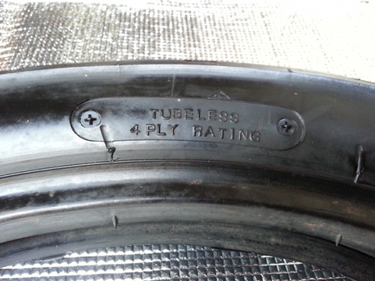 ขายยาง TUBELESS สภาพดีใช้น้อย  110 / 90 / 18 ดอกยางเต็มปียังใหม่