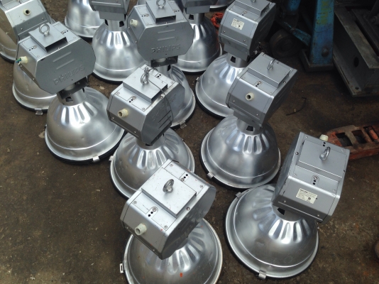 ขายโคมไฟโรงงาน Philips ขนาด 250 W 220 V เส้นผ่านศูนย์กลาง 15.5 นิ้ว สภาพสวย พร้อมใช้งาน มีหลายชุดครับ สนใจโทร. 082-561-8028 / 085-177-2887 lineID: mananon1919