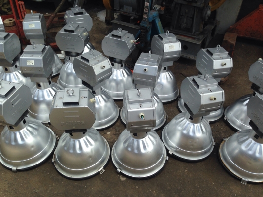 ขายโคมไฟโรงงาน Philips ขนาด 250 W 220 V เส้นผ่านศูนย์กลาง 15.5 นิ้ว สภาพสวย พร้อมใช้งาน มีหลายชุดครับ สนใจโทร. 082-561-8028 / 085-177-2887 lineID: mananon1919