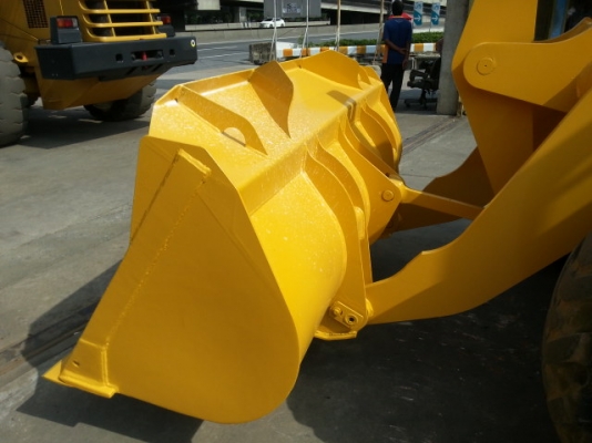 รถตักล้อยาง  WA100-1-33245  สภาพสวย  ชั่วโมงใช้งานน้อย  รถนำเข้าจากญี่ปุ่น โทร.081-373-0559