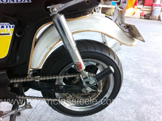 ชาลี ขายทิ้งครับ ราคานี้สุดคุ้มครับ ชาลี ขายทิ้งครับ ราคานี้สุดคุ้มครับ