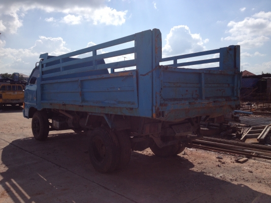 รถบรรทุก 6 ล้อ