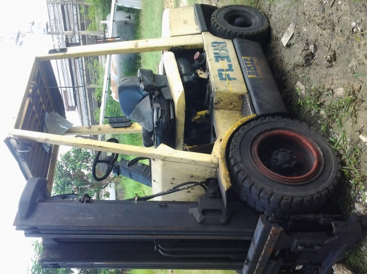 มีรถโฟ๊คลิป3ตันเครื่องดีสภาพพร้อมใช้สนใจติดต่อด่วน