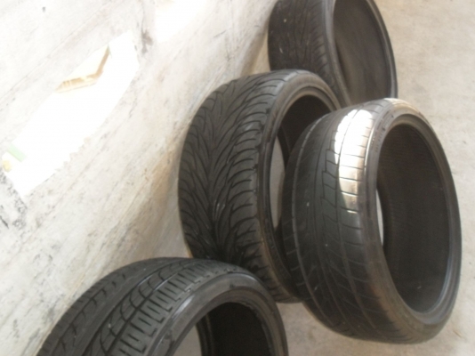 ยาง 235/35ZR19 สวยๆ 4 เส้น ราคา 2200 บาท