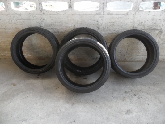 ยาง 235/35ZR19 สวยๆ 4 เส้น ราคา 2200 บาท