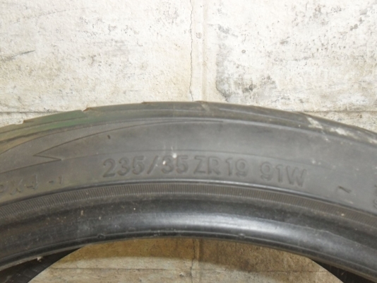 ยาง 235/35ZR19 สวยๆ 4 เส้น ราคา 2200 บาท