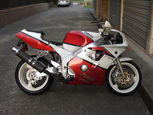 ต้องการซื้อกล่องควบคุมการสตาท FZR400 ครับ ต้องการซื้อกล่องควบคุมการสตาท FZR400 ครับ