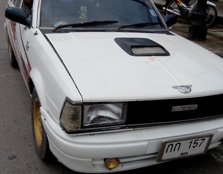 โตโยต้า โคโรล่าสีขาว