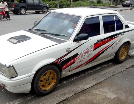 โตโยต้า โคโรล่าสีขาว