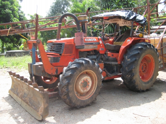 รถไถ Kubota M9000