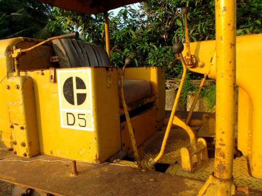 ขายด่วนรถแทรกเตอร์ตีนตะขาบCATD5สภาพสดมาก