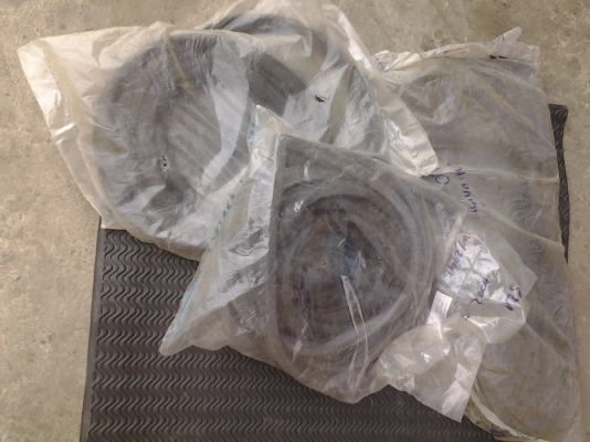 JOECLASSIC...ขายยางกระจกหน้าดัทสัน 520 521..500..ยางกระจกหลัง520 521..400..ยางขอบปรุะตู520 521  ซ้าย และ  ขวา เส้นละ 500 ยางรีดน้ำในนอกซ้ายขวาชุดละ1000สนใจสอบฤามได้