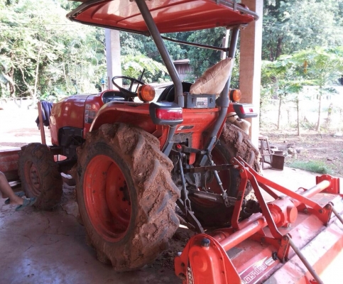 KUBOTA L3608 - 2 เพลา รถทำงาน 1,333 ชม. อุปกรณ์มีให้ครบพร้อม มีใบมีดดันหน้า,โรตารี่,ผานพรวนดิน 3,ผานพรวนดิน 5 อุปกรณ์ทุกชิ้นอยู่ในสภาพดีพร้อมใช้งาน เครื่องแน่นแรงดีเดิมๆ ระบบของเหลวไฮดรอลิกส์ไม่มีแตกเยิ้ม ช่วงล่างแน่นดี ยางสภาพดีหน้าหลังประมาณ 70\% พร้อมใช KUBOTA L3608 - 2 เพลา รถทำงาน 1,333 ชม. อุปกรณ์มีให้ครบพร้อม มีใบมีดดันหน้า,โรตารี่,ผานพรวนดิน 3,ผานพรวนดิน 5 อุปกรณ์ทุกชิ้นอยู่ในสภาพดีพร้อมใช้งาน เครื่องแน่นแรงดีเดิมๆ ระบบของเหลวไฮดรอลิกส์ไม่มีแตกเยิ้ม ช่วงล่างแน่นดี ยางสภาพดีหน้าหลังประมาณ 70\% พร้อมใช