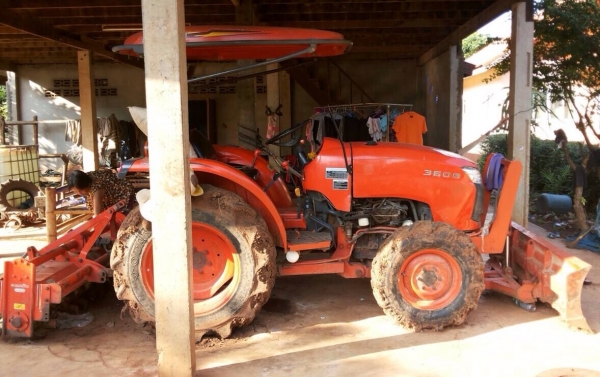 KUBOTA L3608 - 2 เพลา รถทำงาน 1,333 ชม. อุปกรณ์มีให้ครบพร้อม มีใบมีดดันหน้า,โรตารี่,ผานพรวนดิน 3,ผานพรวนดิน 5 อุปกรณ์ทุกชิ้นอยู่ในสภาพดีพร้อมใช้งาน เครื่องแน่นแรงดีเดิมๆ ระบบของเหลวไฮดรอลิกส์ไม่มีแตกเยิ้ม ช่วงล่างแน่นดี ยางสภาพดีหน้าหลังประมาณ 70\% พร้อมใช