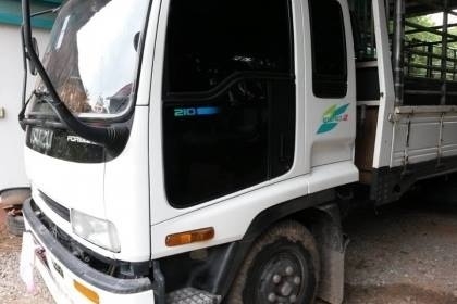 ISUZU DECA 210 HP 6HH1 กระบะคอกเหล็กความยาว 5.80 เมตรสภาพอย่างสวย ช่วงล่างใหญ่ยาง 8.25 ขอบ 16 สภาพดี เครื่องแน่นแรงดีไม่เยิ้ม ภายในเก๋งคอนโซลสวยครบ แอร์เย็น พวงมาลัยเพาเวอร์ ระบบเบรคทริ๊ปฟี้ ช่วงล่างคัชซีไม่มีแตกไม่มีดาม ยางสภาพดี 6 เส้นประมาณ 70\% พร้อมบร