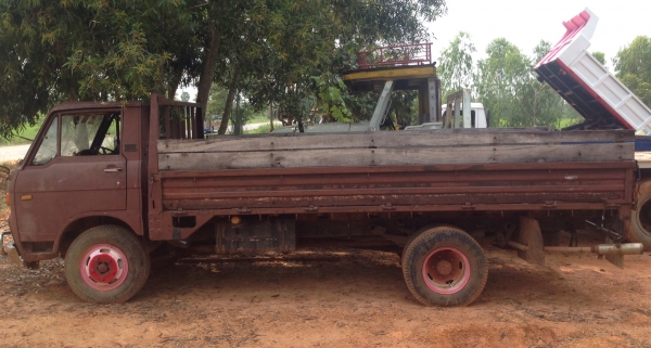 MAZDA 100 HP 4BC2 กระบะเหล็กความยาว 4.20 เมตรสภาพดีไม่มีผุกร่อน เครื่องแห้งแรงดีมากครับ วางเครื่องของอีซูซุ ลงเล่มครบถูกต้อง หัวเก๋งสภาพดีภายในคอนโซลอยู่ครบ พวงมาลัยธรรมดา ช่วงล่างคัชซีไม่มีผุไม่มีดาม ยาง 7.50 ขอบ16 สภาพดี 60\% พร้อมบรรทุกพร้อมใช้งาน เอกสา