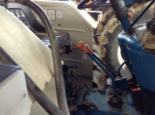 ขายรถไถนำเข้าFORD3930ขนาด3สูบ60แรง2เพลาคานหน้าคาลาโร่ พึ่งลงเรือมาสวยๆยางเต็ม