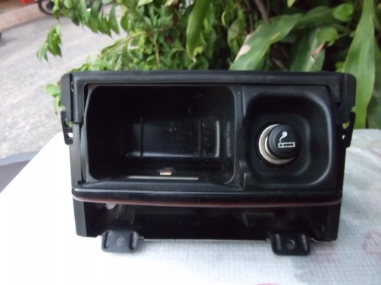 กรอบที่ใส่ของหรือใส่เหรียญกดเด้งพร้อมช่องที่จุดบุหรี่ของโตโยต้า