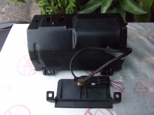 กรอบที่ใส่ของหรือใส่เหรียญกดเด้งพร้อมช่องที่จุดบุหรี่ของโตโยต้า