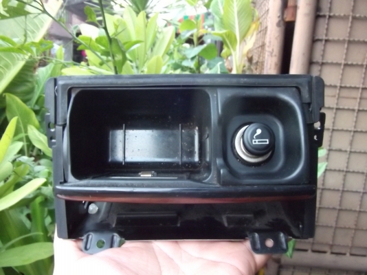 กรอบที่ใส่ของหรือใส่เหรียญกดเด้งพร้อมช่องที่จุดบุหรี่ของโตโยต้า