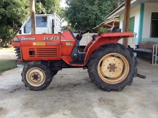 Kubota L1 21.5 แรงครับ ขับเคลื่อน 4 ล้อ สีเดิมครับ สภาพนั้นสวยมากครับ