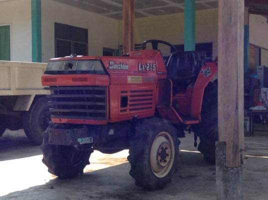 Kubota L1 21.5 แรงครับ ขับเคลื่อน 4 ล้อ สีเดิมครับ สภาพนั้นสวยมากครับ