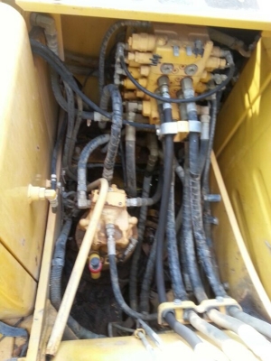 รถแบคโฮ KOMATSU  PC 130 ราคาลดเหลือ 1,750,000 บาท( รถทำงาน. 8,4xx  )  สนใจติดต่อ 081 - 6079515