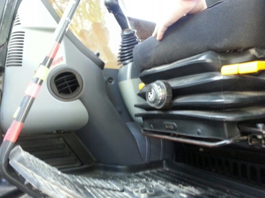 รถแบคโฮ KOMATSU  PC 130 ราคาลดเหลือ 1,750,000 บาท( รถทำงาน. 8,4xx  )  สนใจติดต่อ 081 - 6079515