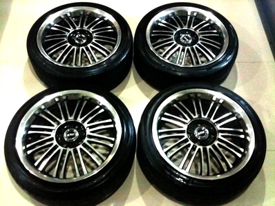 แม็กซ์ 17นิ้ว ET42 PCD 4รู 100-114.3 Racing-XXR ยางปี 11 ขนาด 205-45-17 ไม่เคยซ่อม สภาพสวย