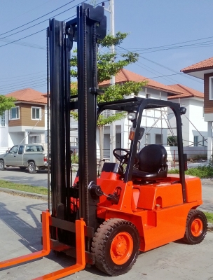 ขายฟอร์คลิพท์นิสสันดีเซล ขนาด 2.5 ตันเสา 5 เมตร เกียร์ออโต้ 081-3535-948