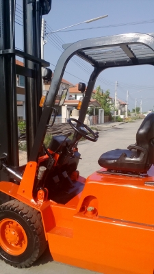 ขายฟอร์คลิพท์นิสสันดีเซล ขนาด 2.5 ตันเสา 5 เมตร เกียร์ออโต้ 081-3535-948