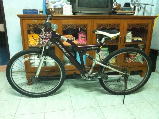 ขายไปแล้วครับ ขอขอบคุณคุณพี่ที่ขับรถมาซื้อจากปทุมธานี เป็นอย่างสูงครับ ขายจักรยาน เชพโรเรต ล้อ 26 นิ้ว โครงอัลลอย น้ำหนักเบา แข็งแรง โช๊ค หน้า-หลัง 18 เกียร์ ล้อมิเนียม พร้อมใช้ ต่อรองได้ ขายได้ขายเลย สามพราน นครปฐม