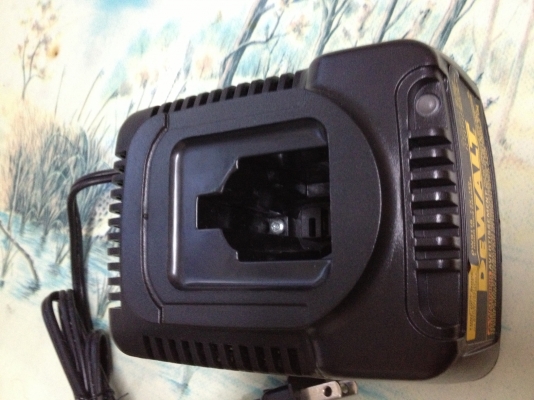 แท่นชาร์จมือสอง DeWALT DW9116 7.2V-18V 1Hr NiCd NiMH Charger 120V Made in Thailand