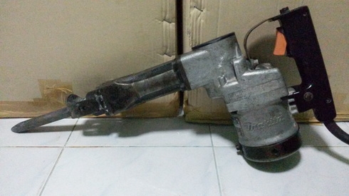 เครื่องสกัดคอนกรีตยี่ห้อmakita รุ่น HM1201 สภาพพร้อมใช้งานครับ