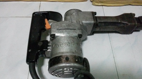 เครื่องสกัดคอนกรีตยี่ห้อmakita รุ่น HM1201 สภาพพร้อมใช้งานครับ