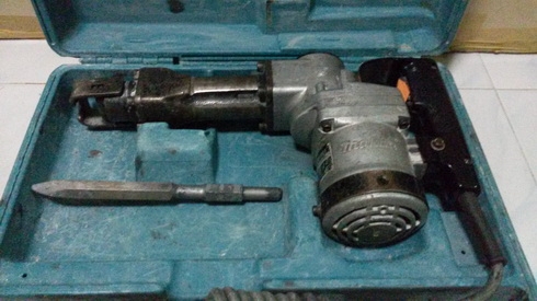 เครื่องสกัดคอนกรีตยี่ห้อmakita รุ่น HM1201 สภาพพร้อมใช้งานครับ