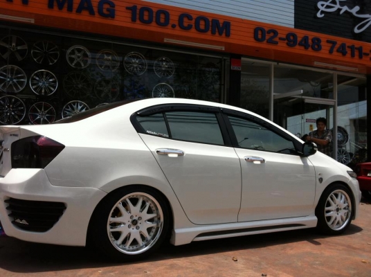 ขายล้อแม็กมือสอง Club Liner R9 17"x7.5" หน้า et42 หลัง et38 4รู100 +ยางยางสัปดาห์ที่35 ปี12  สนใจติดต่อเล็กคลองสาม (081-3747940)