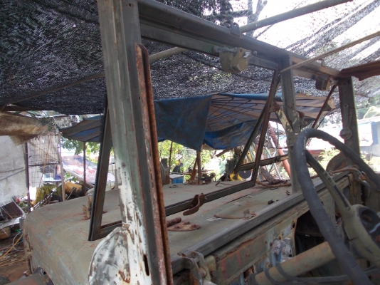 เอารูปโครงกระจกเต็มใบแถมกรอบซ้ายขวาให้ลูกค้าที่กรุงเทพดู