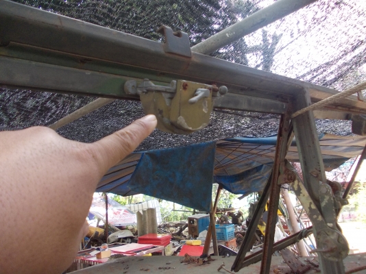 เอารูปโครงกระจกเต็มใบแถมกรอบซ้ายขวาให้ลูกค้าที่กรุงเทพดู