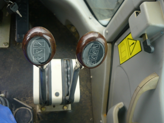 รถตักใหม่ขนาด 2 &amp; 3 คิวยี่ห้อ WORLD W136, W156 แกร่งเหนือใคร ราคาสุดคุ้ม รับประกันให้ 1 ปีพร้อมเปลี่ยนถ่านน้ำมันเครื่องให้ 2 ครั้งหรือตามระยะ