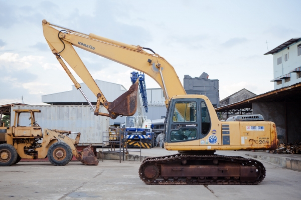 รถขุด Komatsu PC200-6 รถเก่านอกนำเข้าจากญี่ปุ่น สภาพดีเยี่ยม ระบบไฟฟ้าครบ ยังไม่ผ่านการใช้งานในไทย 100\% เอกสารครบ