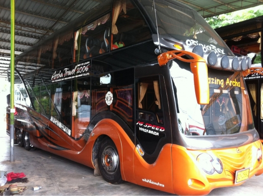 รถทัวร์ 2 ชั้น 8 ล้อ