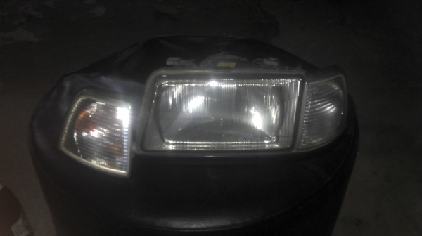 ขายโคมไฟหน้า   ออดี้ A80พร้อม โคมไฟี้ยวมุมซ้าย ขวา  สภาพสวยมากของ BOSCH แท้ขาย  1500 บาท ครับสนใจติดต่อ 0851274209