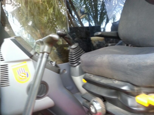 รถแบคโฮ KOMATSU PC 130 - 8 ราคาลดแล้วเหลือ 1,750,000 บาท ( รถทำงาน. 8,6xx. ) ( มีขาย 2 คัน ) สนใจติดต่อ 081 - 6079515 รถแบคโฮ KOMATSU PC 130 - 8 ราคาลดแล้วเหลือ 1,750,000 บาท ( รถทำงาน. 8,6xx. ) ( มีขาย 2 คัน ) สนใจติดต่อ 081 - 6079515